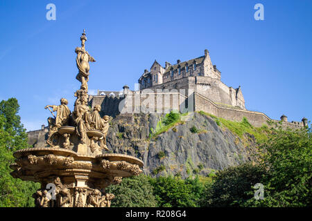 Edinburgh/Schottland - Brunnen mit Edinburgh Castle im Hintergrund Stockfoto