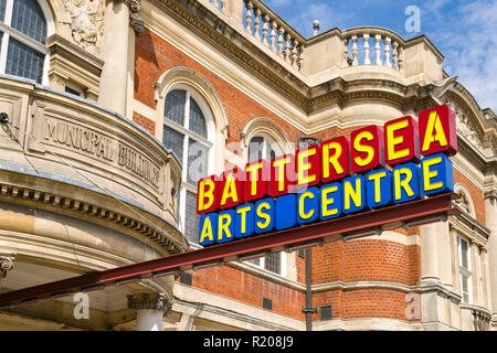 Die Außenseite des Battersea Arts Center, ein Grad II * denkmalgeschützte Gebäude, die wichtigsten Schild über Eingang, London, UK Stockfoto