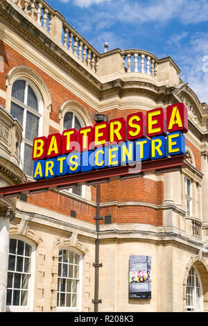 Die Außenseite des Battersea Arts Center, ein Grad II * denkmalgeschützte Gebäude, die wichtigsten Schild über Eingang, London, UK Stockfoto