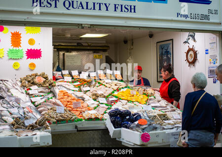 Leeds/England - 16. Mai 2014: Leeds City Market Fischhändler Stockfoto