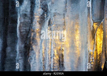 Schöne Textur von hinten beleuchtet. eis und Sonne, kalt und warm, Winter und Frühling widerstand Konzept Stockfoto