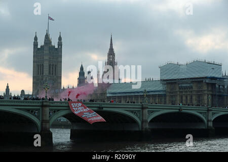 Ein Banner mit der Nachricht Tory Brexit - Freizügigkeit für alle" ist aus Westminster Bridge in London durch die Kampagne Gruppe hing ein anderes Europa möglich ist. Stockfoto