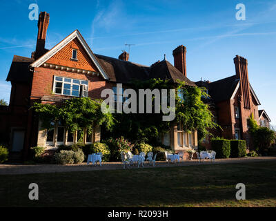 Rote Ziegelfassade viktorianischen Landhaus aus dem 19. Jahrhundert. Hotel in der frühen Morgensonne licht Berkshire GROSSBRITANNIEN. Stockfoto