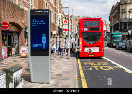 Eine InLinkUK InLink kostenlose öffentliche WLAN, Informationen und digitale Werbung Struktur auf Bürgersteig, Clapham Junction, Wandsworth, London, UK Stockfoto