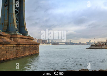 Manhattan Bridge unter die Williamsburg Bridge und in Entfernung von Brooklyn in New York, NY, USA Stockfoto