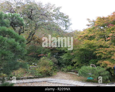 Die Gärten und die Pagoden von Jojakkoji buddhistischen Tempel bieten eine ruhige Erholung von den Touristenmassen im Stadtteil Arashiyama, Kyoto. Stockfoto