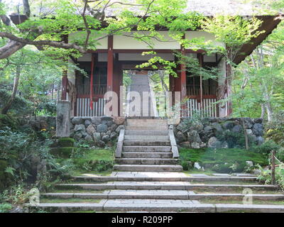 Die Gärten und die Pagoden von Jojakkoji buddhistischen Tempel bieten eine ruhige Erholung von den Touristenmassen im Stadtteil Arashiyama, Kyoto. Stockfoto