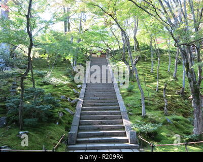 Die Gärten und die Pagoden von Jojakkoji buddhistischen Tempel bieten eine ruhige Erholung von den Touristenmassen im Stadtteil Arashiyama, Kyoto. Stockfoto