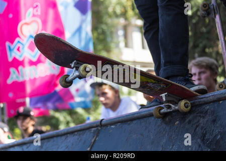 Kasachstan Almaty - 28. AUGUST 2016: Urban extreme Wettbewerb, wo die Stadt Athleten in den Disziplinen konkurrieren: Skateboards, Rollschuhe, BMX. Skateboarder einen Trick im Skate Park Stockfoto