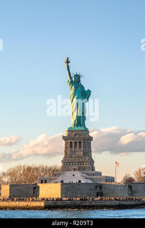 Freiheitsstatue vertikale bei Sonnenuntergang in New York City, NY, USA Stockfoto