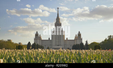 Lomonosov State University, ikonischen Gebäude und Sehenswürdigkeiten in Moskau, Russland. Schießen vor dem Hintergrund einer bunten Tulpen bei Sonnenuntergang. Stockfoto