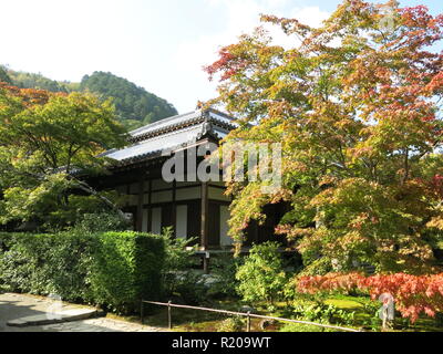 Die Gärten und die Pagoden von Jojakkoji buddhistischen Tempel bieten eine ruhige Erholung von den Touristenmassen im Stadtteil Arashiyama, Kyoto. Stockfoto