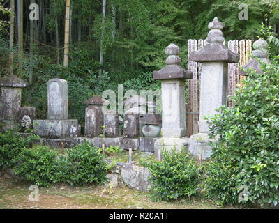 Die Gärten und die Pagoden von Jojakkoji buddhistischen Tempel bieten eine ruhige Erholung von den Touristenmassen im Stadtteil Arashiyama, Kyoto. Stockfoto