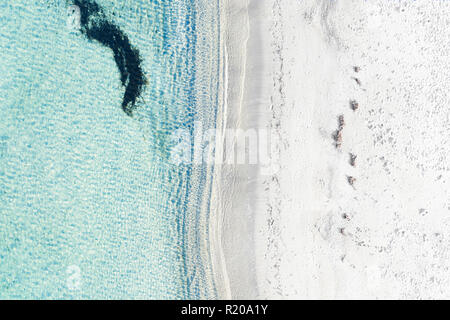 Luftaufnahme von einer erstaunlichen weißen Strand mit schönen Türkis und transparenten Meer. Sardinien, Italien. Stockfoto