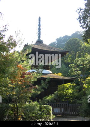 Die Gärten und die Pagoden von Jojakkoji buddhistischen Tempel bieten eine ruhige Erholung von den Touristenmassen im Stadtteil Arashiyama, Kyoto. Stockfoto