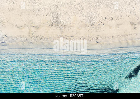 Luftaufnahme von einer erstaunlichen weißen Strand mit schönen Türkis und transparenten Meer. Sardinien, Italien. Stockfoto