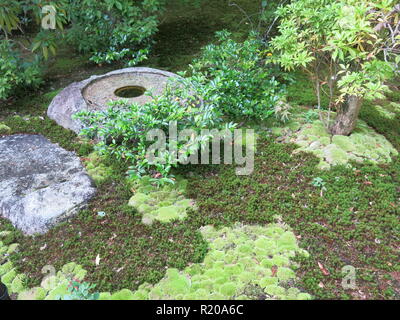 Die Gärten und die Pagoden von Jojakkoji buddhistischen Tempel bieten eine ruhige Erholung von den Touristenmassen im Stadtteil Arashiyama, Kyoto. Stockfoto