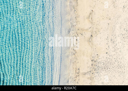 Luftaufnahme von einer erstaunlichen weißen Strand mit schönen Türkis und transparenten Meer. Sardinien, Italien. Stockfoto