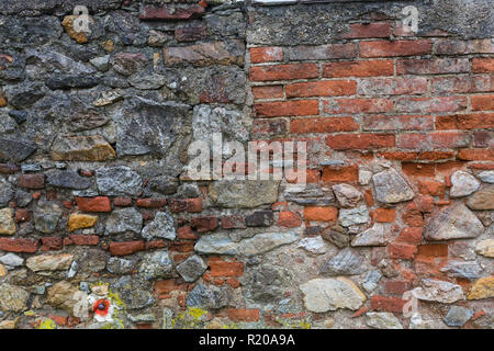 Industriellen Hintergrund, leere Grunge Urban Street mit Lager brick wall Stockfoto