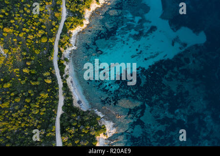 Luftaufnahme von einer erstaunlichen Rocky und grüne Küste durch ein transparentes und das türkisfarbene Meer gebadet. Sardinien, Italien. Stockfoto