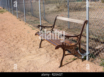 Gebrochene Bank gesichert mit einer Kette und einem Schloss in einem öffentlichen Park in Lake, Texas Stockfoto