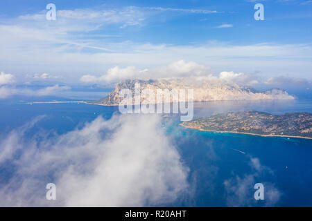 Einen spektakulären Blick auf die Insel Tavolara durch einen klaren und türkisfarbenen Meer, Sardinien, Italien gebadet. Stockfoto