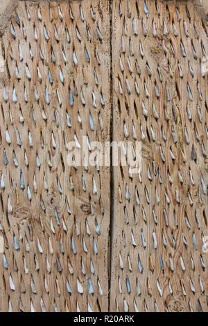 Holz- Platten sind in die schroffe Felsen eingefügt Stockfoto