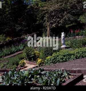 Statue von Pferdekopf in großen Gemüsegarten Stockfoto