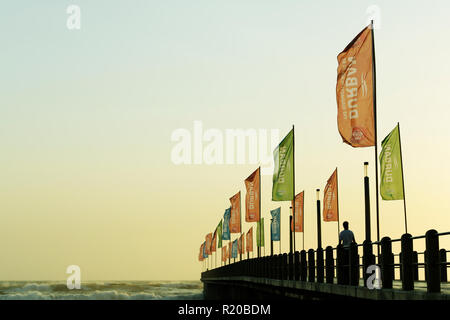 Durban, KwaZulu-Natal, Südafrika, Silhouette, einem erwachsenen Mann zu Fuß auf Pier, Zeilen, bunte Fahnen, Durban City Marketing Ethekwini fördern Stockfoto