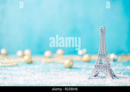 Weihnachten, Neujahr blauer Hintergrund mit Schnee und Eiffelturm Ornament. Kopieren Sie Platz. Stockfoto