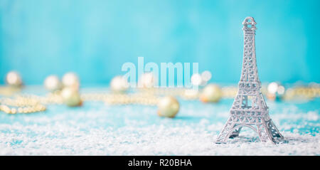 Weihnachten, Neujahr blauer Hintergrund mit Schnee und Eiffelturm Ornament. Kopieren Sie Platz. Stockfoto