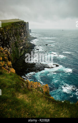 Látrabjarg Landzunge am westlichsten Punkt in Island. Europas grösste Seevogel Klippe, 14 km lang und bis zu 440 m hoch. Stockfoto