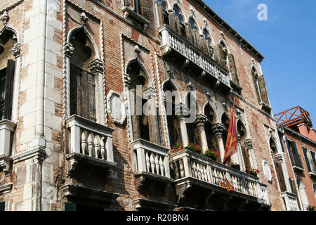 Venedig, backsteingebäude Fassade mit Balkonen und Fenstern im Maurischen Stil in weißem Marmor Stockfoto