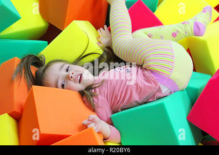 Baby an einen Kid's Club. Rest in der Mitte der Kinder. Kind im Entertainment Center Stockfoto