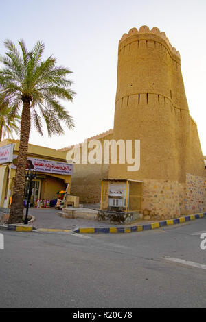 Blick auf die Straße von Nizwa berühmten Festung, Oman. Stockfoto