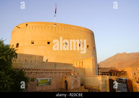 Blick auf die Straße von Nizwa berühmten Festung, Oman. Stockfoto