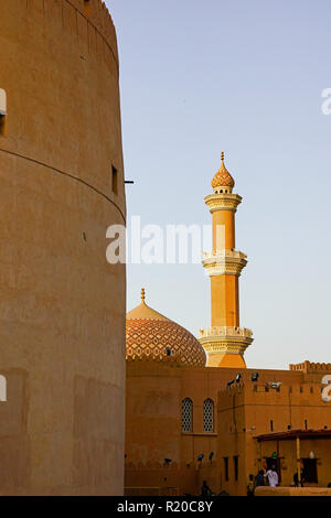 Blick auf die Straße von Nizwa berühmten Festung und Minarett, Oman. Stockfoto