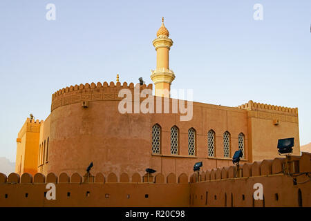 Blick auf die Straße von Nizwa berühmten Festung und Minarett, Oman. Stockfoto