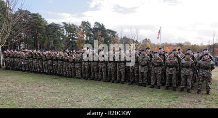 Soldaten von der ATC-Pirbright Form in der WK 2 kanadischen Friedhof Abschnitt am Tag der Erinnerung 2018 - ein kombiniertes Kanadische/UK Service Stockfoto