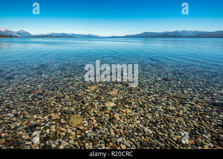 Steine in den See Nahuel Huapi Stockfoto