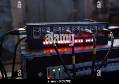 Jack und Kabel an der Rückseite der Geräte. Stockfoto