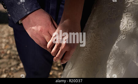 Braut und Bräutigam Hand in Hand hautnah Stockfoto