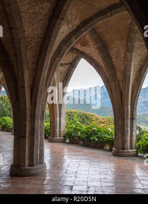 Im gotischen Stil Krypta in den Gärten von Villa Cimbrone, Ravello an der Amalfiküste in Italien. Die Berge können durch die Bögen angezeigt werden. Stockfoto
