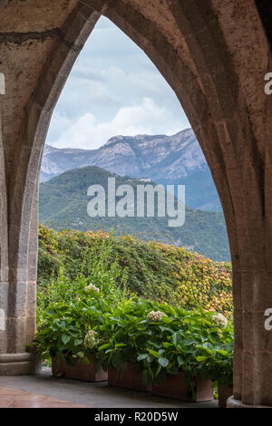 Im gotischen Stil Krypta in den Gärten von Villa Cimbrone, Ravello an der Amalfiküste in Italien. Die Berge können durch die Bögen angezeigt werden. Stockfoto