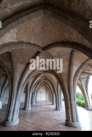 Im gotischen Stil Krypta in den Gärten von Villa Cimbrone, Ravello an der Amalfiküste in Italien. Die Berge können durch die Bögen angezeigt werden. Stockfoto