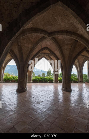 Im gotischen Stil Krypta in den Gärten von Villa Cimbrone, Ravello an der Amalfiküste in Italien. Die Berge können durch die Bögen angezeigt werden. Stockfoto