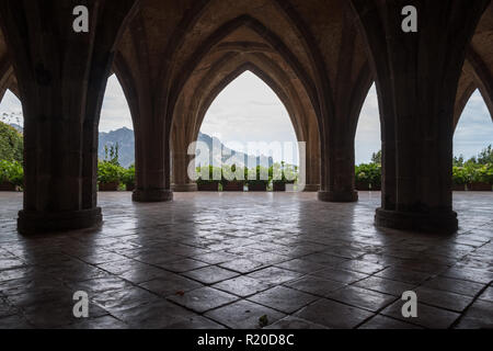 Im gotischen Stil Krypta in den Gärten von Villa Cimbrone, Ravello an der Amalfiküste in Italien. Die Berge können durch die Bögen angezeigt werden. Stockfoto