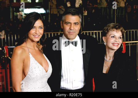 Lisa Snowden, George Clooney, Nina Warren 12/08/04 "Ocean's Twelve" Premiere @ Grauman's Chinese Theater, Hollywood Foto: Fukuko Kusakari/HNW/PictureLux (8. Dezember 2004) Stockfoto