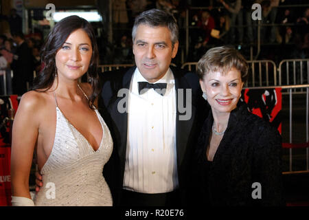 Lisa Snowden, George Clooney, Nina Warren 12/08/04 "Ocean's Twelve" Premiere @ Grauman's Chinese Theater, Hollywood Foto: Fukuko Kusakari/HNW/PictureLux (8. Dezember 2004) Stockfoto