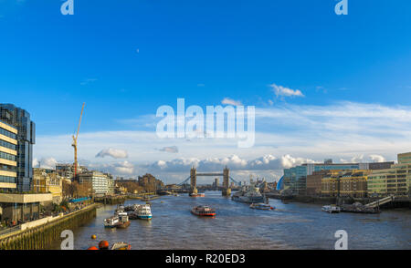 Blick von der London Bridge über die Themse und den Pool von London Tower Bridge und HMS Belfast günstig von Hays Galleria an einem sonnigen Tag im Winter Stockfoto